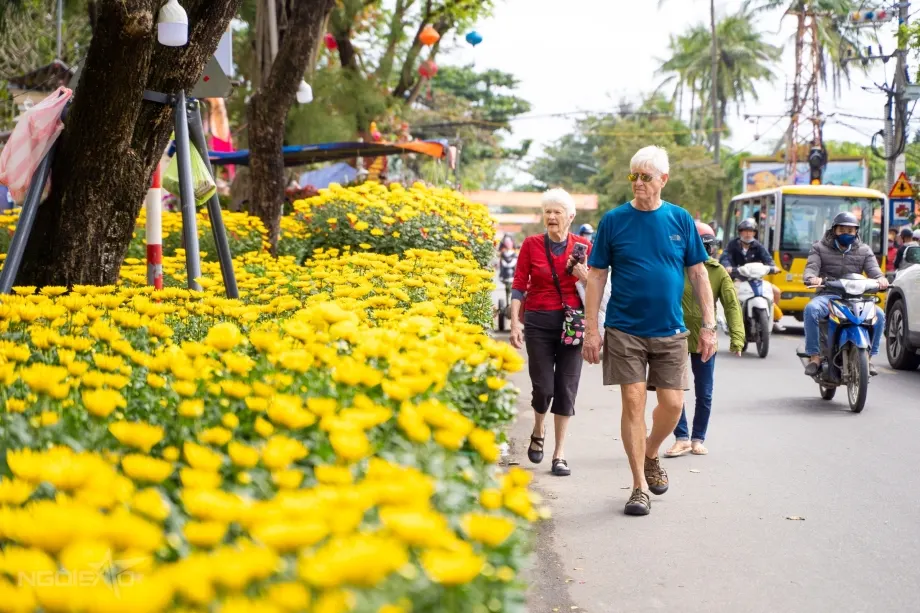 Tết Hội An - Không khí lễ hội đậm đà bản sắc văn hóa, những phong tục truyền thống và món ăn đặc trưng trong dịp Tết tại Hội An.