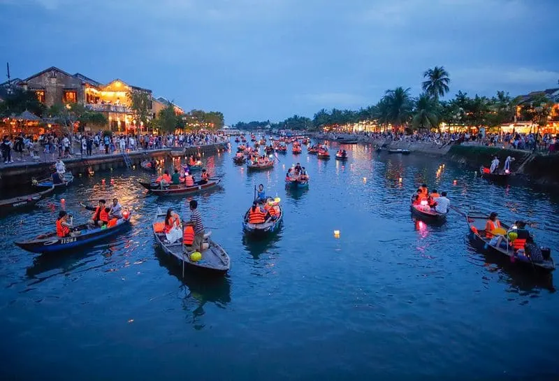 A scenic view of Hoi An in March, showcasing vibrant lanterns, charming ancient streets, and pleasant spring weather.