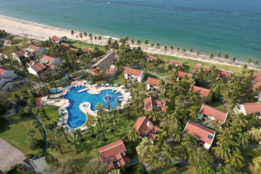 Ảnh chụp một resort cho gia đình tại Hội An với không gian xanh mát, hồ bơi rộng rãi và khu vực vui chơi cho trẻ em, tạo nên điểm đến lý tưởng cho kỳ nghỉ dưỡng gia đình.