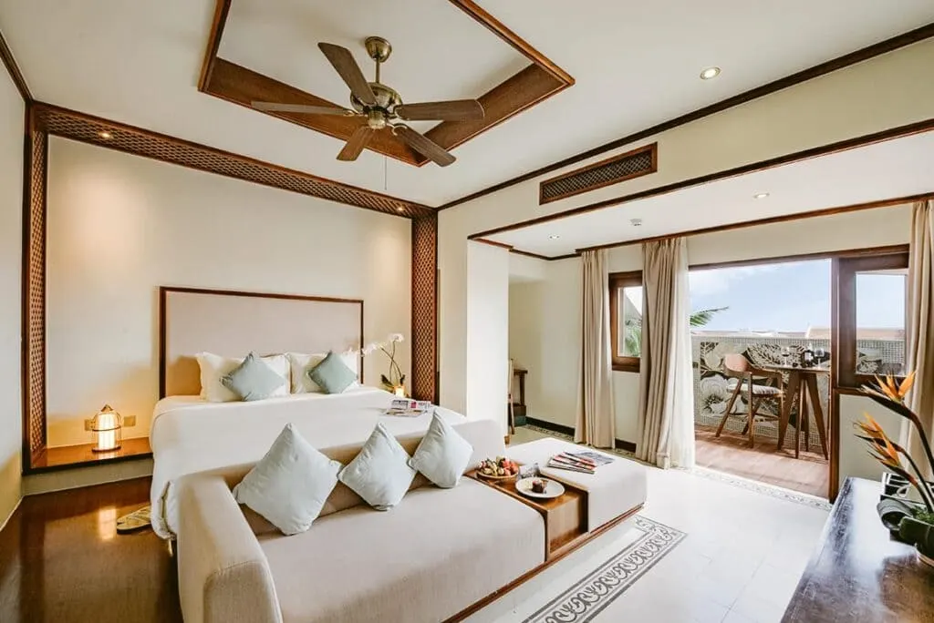 Ảnh chụp một resort cho gia đình tại Hội An với không gian xanh mát, hồ bơi rộng rãi và khu vực vui chơi cho trẻ em, tạo nên điểm đến lý tưởng cho kỳ nghỉ dưỡng gia đình.
