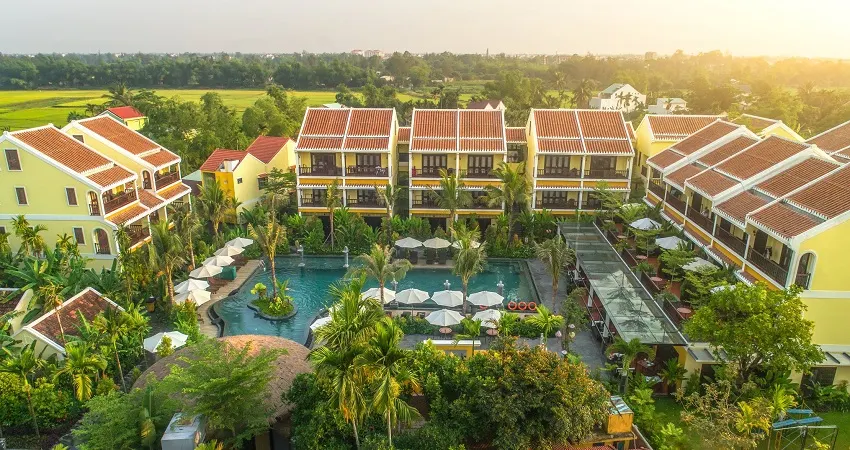 Ảnh chụp một resort cho gia đình tại Hội An với không gian xanh mát, hồ bơi rộng rãi và khu vực vui chơi cho trẻ em, tạo nên điểm đến lý tưởng cho kỳ nghỉ dưỡng gia đình.