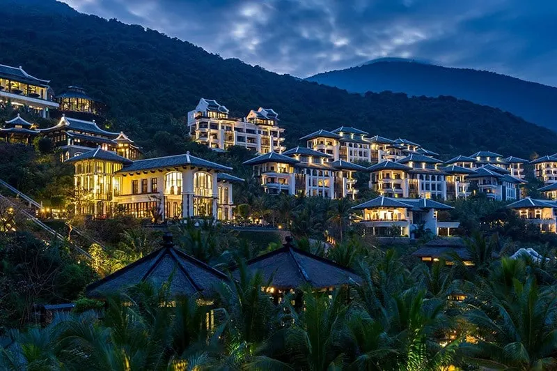 Trải nghiệm kỳ nghỉ tuyệt vời tại resort 5 sao cho gia đình ở Việt Nam với dịch vụ đẳng cấp, không gian sang trọng và tiện nghi phù hợp cho cả trẻ em và người lớn.