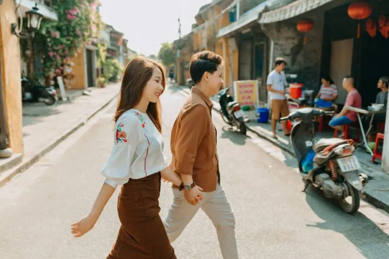 호이안 커플 여행 추천 리조트에서 로맨틱한 일몰을 감상하는 커플의 모습