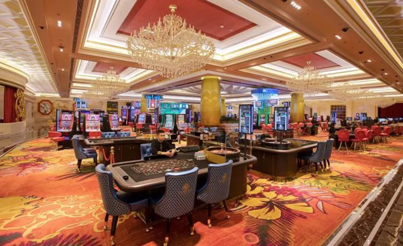 Bên trong một casino hợp pháp tại Việt Nam với không gian sang trọng và người chơi đang tham gia các trò chơi như blackjack và roulette.