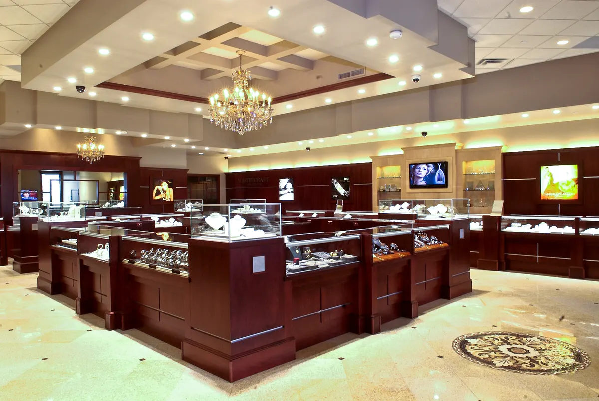 Cửa hàng trang sức ở Hội An với thiết kế truyền thống, trưng bày nhiều mẫu vòng cổ, nhẫn và bông tai thủ công tinh xảo, thu hút du khách ghé thăm.