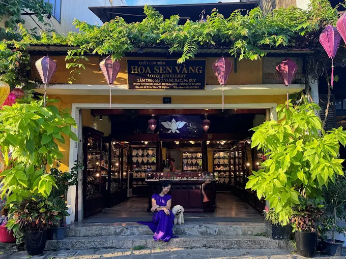 Cửa hàng trang sức ở Hội An với thiết kế truyền thống, trưng bày nhiều mẫu vòng cổ, nhẫn và bông tai thủ công tinh xảo, thu hút du khách ghé thăm.