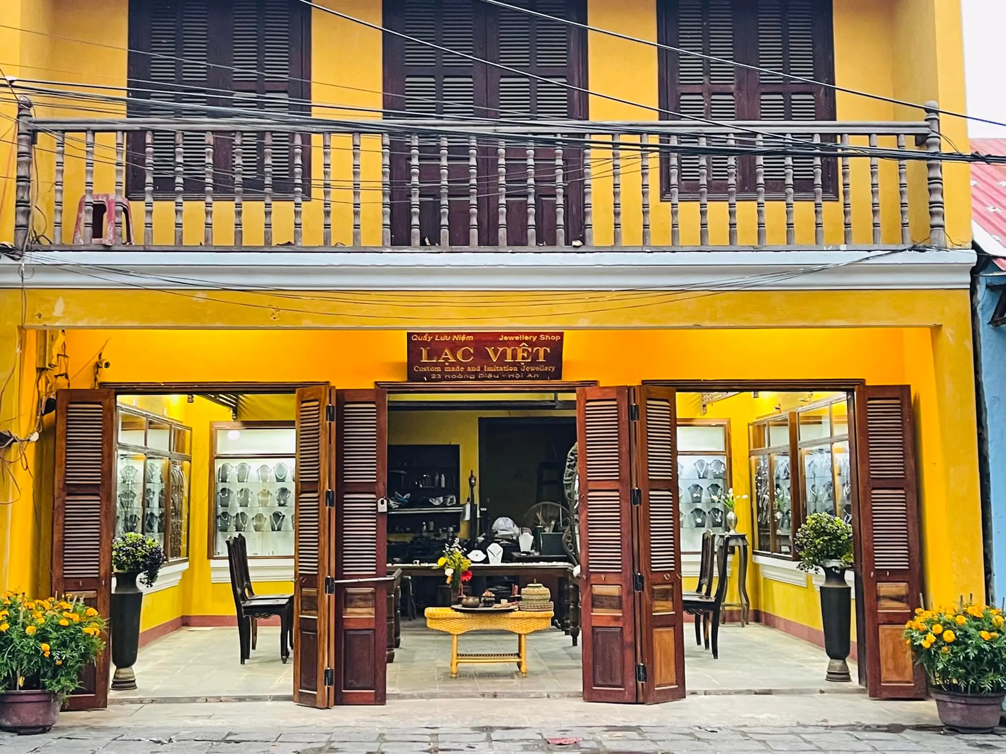 Cửa hàng trang sức ở Hội An với thiết kế truyền thống, trưng bày nhiều mẫu vòng cổ, nhẫn và bông tai thủ công tinh xảo, thu hút du khách ghé thăm.