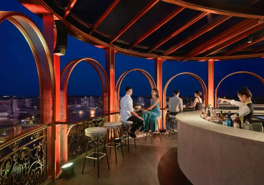 Romantic setup for private dinners in Hoi An with candlelight and traditional lanterns by the riverside.