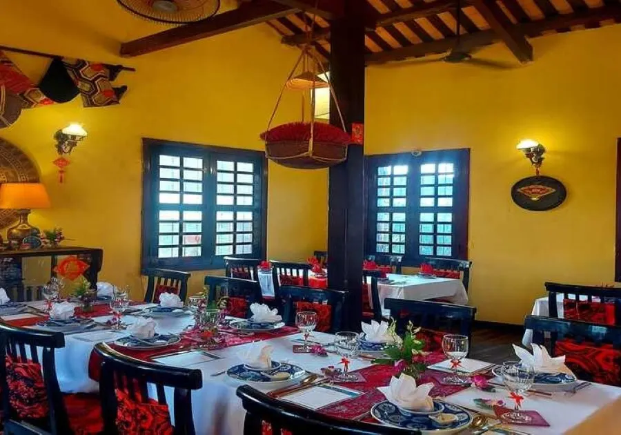 Romantic setup for private dinners in Hoi An with candlelight and traditional lanterns by the riverside.
