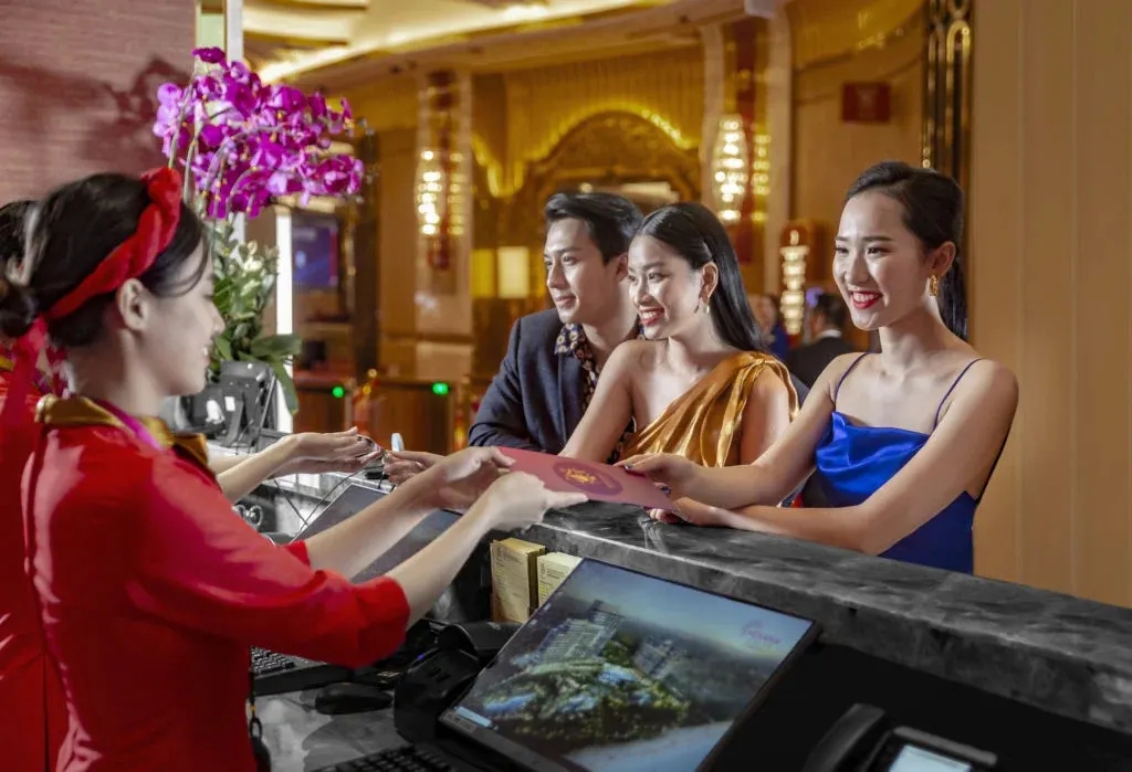 Người chơi đang tham gia các table games tại Việt Nam trong một sòng bài hiện đại với bàn chơi roulette và blackjack, ánh sáng rực rỡ và không khí sôi động.