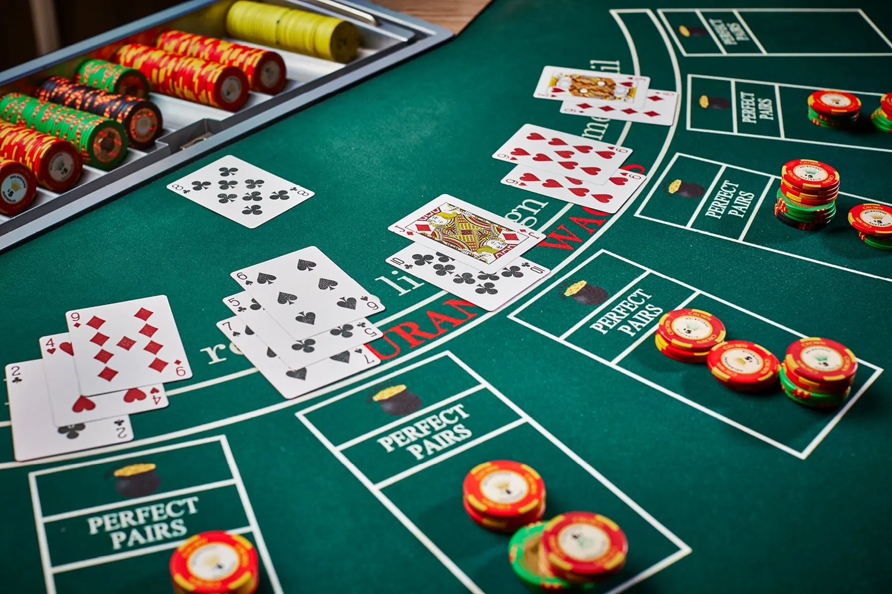 Người chơi đang tham gia các table games tại Việt Nam trong một sòng bài hiện đại với bàn chơi roulette và blackjack, ánh sáng rực rỡ và không khí sôi động.