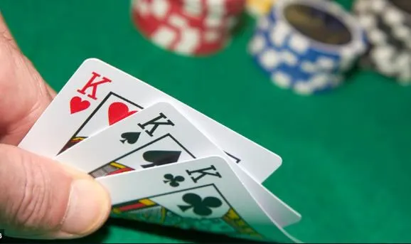 Người chơi đang tham gia các table games tại Việt Nam trong một sòng bài hiện đại với bàn chơi roulette và blackjack, ánh sáng rực rỡ và không khí sôi động.