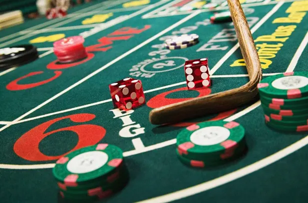 Người chơi đang tham gia các table games tại Việt Nam trong một sòng bài hiện đại với bàn chơi roulette và blackjack, ánh sáng rực rỡ và không khí sôi động.