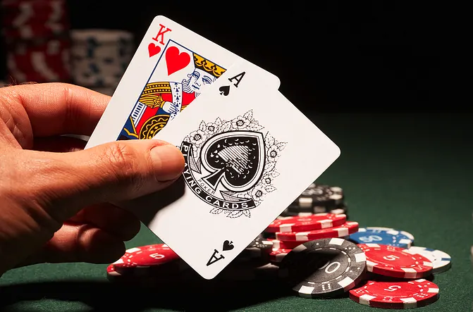Người chơi đang tham gia các table games tại Việt Nam trong một sòng bài hiện đại với bàn chơi roulette và blackjack, ánh sáng rực rỡ và không khí sôi động.