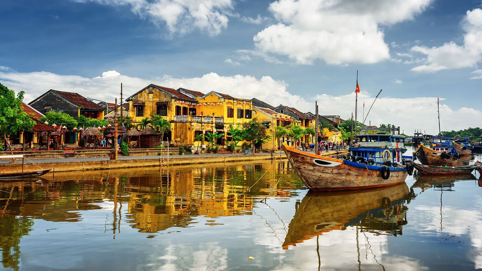 Du khách tận hưởng chuyến du lịch Hội An tháng 6, khám phá phố cổ với những ngôi nhà cổ kính, đèn lồng rực rỡ và thời tiết nắng đẹp lý tưởng cho các hoạt động tham quan.