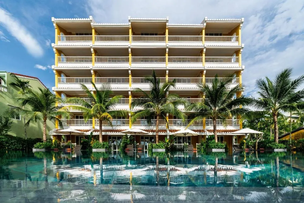 Xe đưa đón ở Hội An đón khách tại sân bay, mang đến sự tiện lợi và thoải mái cho du khách khi đến tham quan phố cổ.