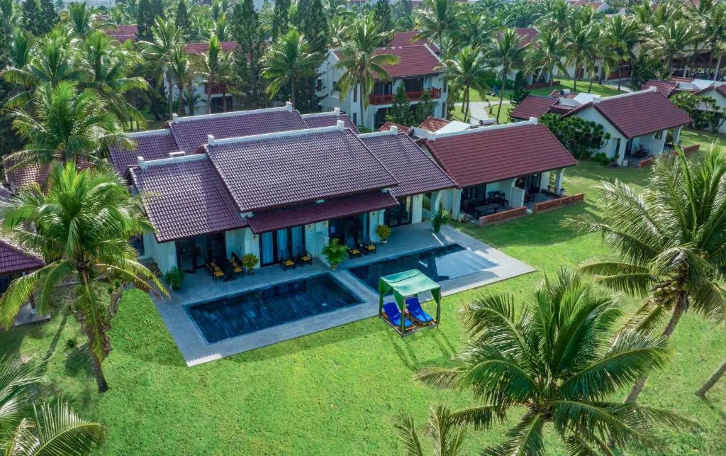 Xe đưa đón ở Hội An đón khách tại sân bay, mang đến sự tiện lợi và thoải mái cho du khách khi đến tham quan phố cổ.