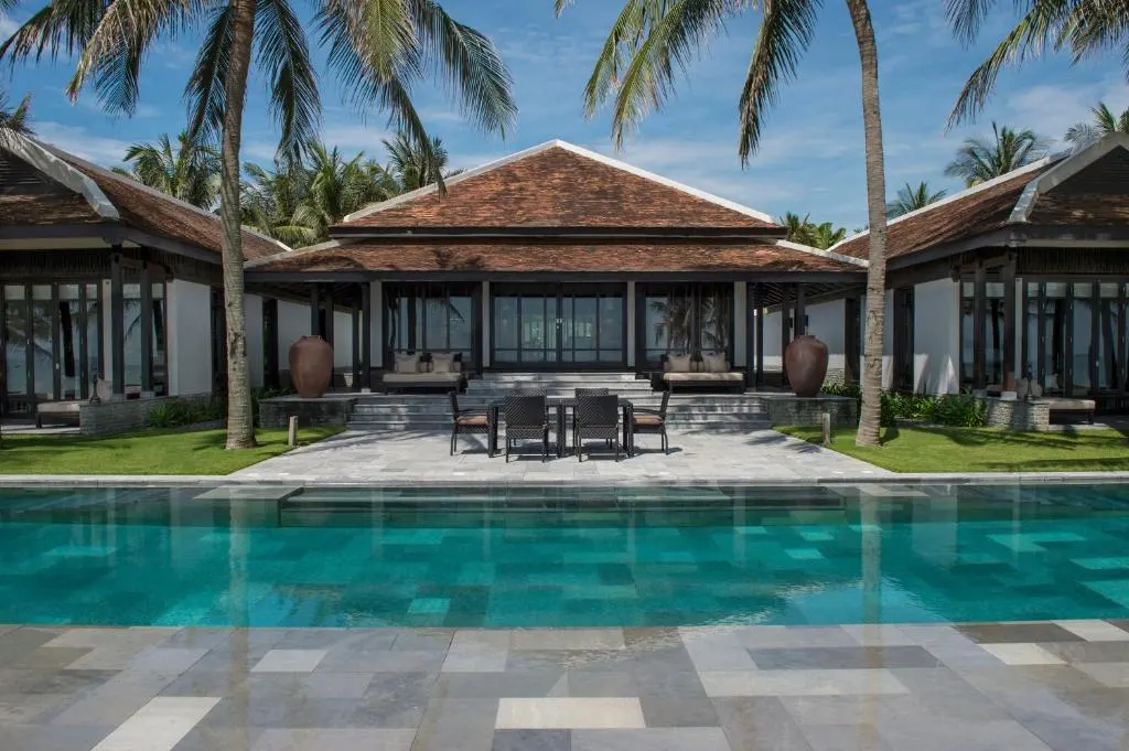 Xe đưa đón ở Hội An đón khách tại sân bay, mang đến sự tiện lợi và thoải mái cho du khách khi đến tham quan phố cổ.