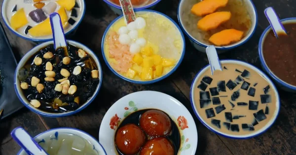 "정성스럽게 플레이팅된 호이안 최고의 디저트, 망고 찰밥과 코코넛 아이스크림이 어우러진 트로피컬 스타일의 달콤한 한 접시."