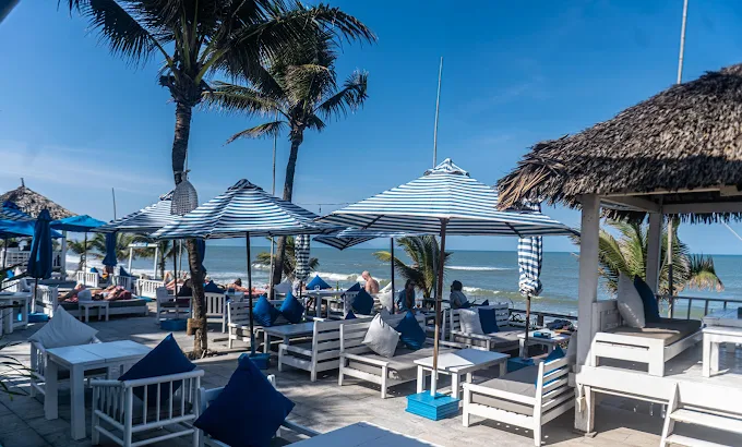 "Stylish cocktail bar in Hoi An with handcrafted drinks, cozy lighting, and a mix of traditional and contemporary decor creating a relaxed evening atmosphere."