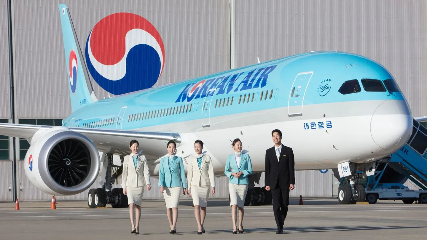 "한국에서 호이안으로 가는 여행 경로를 설명한 인포그래픽, 인천에서 다낭까지 직항 후 차량으로 호이안 이동 표시."