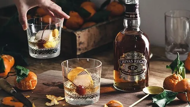 Khung cảnh sang trọng và thư giãn tại một trong các quán lounge tại Hội An, với ánh đèn vàng ấm áp và không gian mở hướng ra phố cổ