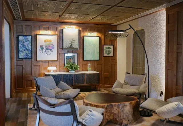 Khung cảnh sang trọng và thư giãn tại một trong các quán lounge tại Hội An, với ánh đèn vàng ấm áp và không gian mở hướng ra phố cổ