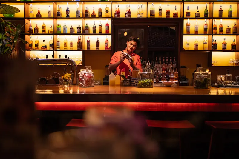 Khung cảnh sang trọng và thư giãn tại một trong các quán lounge tại Hội An, với ánh đèn vàng ấm áp và không gian mở hướng ra phố cổ