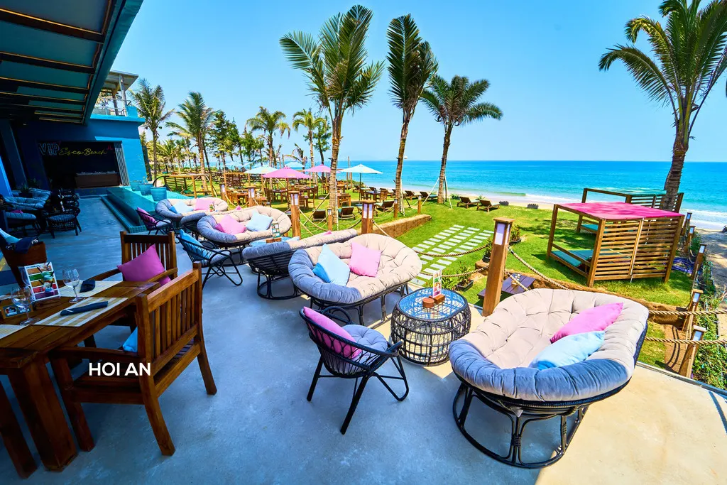 Khung cảnh sang trọng và thư giãn tại một trong các quán lounge tại Hội An, với ánh đèn vàng ấm áp và không gian mở hướng ra phố cổ