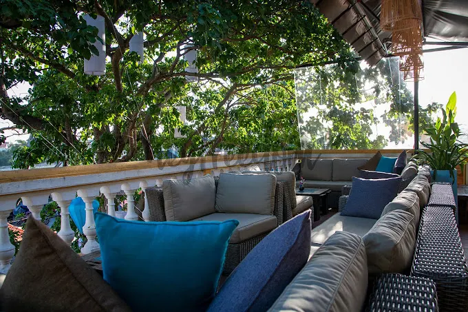 Khung cảnh sang trọng và thư giãn tại một trong các quán lounge tại Hội An, với ánh đèn vàng ấm áp và không gian mở hướng ra phố cổ