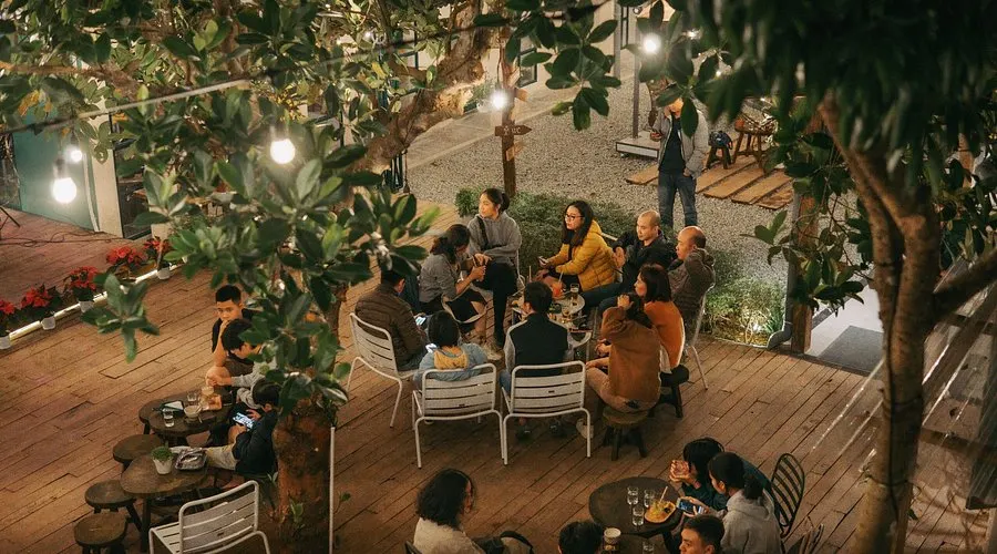 Khung cảnh sang trọng và thư giãn tại một trong các quán lounge tại Hội An, với ánh đèn vàng ấm áp và không gian mở hướng ra phố cổ