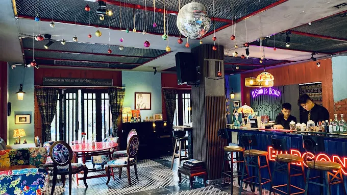 Khung cảnh sang trọng và thư giãn tại một trong các quán lounge tại Hội An, với ánh đèn vàng ấm áp và không gian mở hướng ra phố cổ
