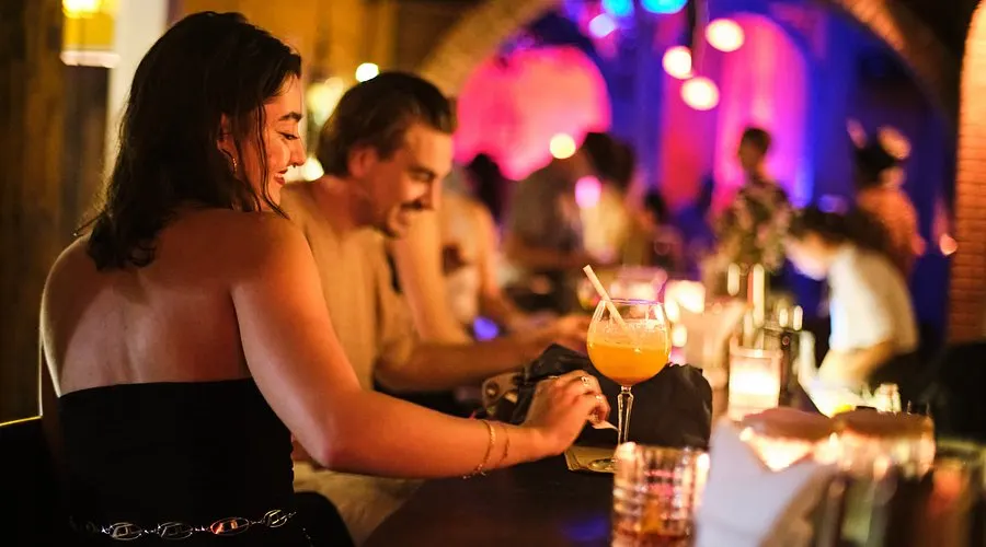 Quầy pha chế đầy màu sắc tại một cocktail bar tại Hội An, nơi du khách thưởng thức đồ uống thủ công trong không gian hiện đại pha nét cổ điển.