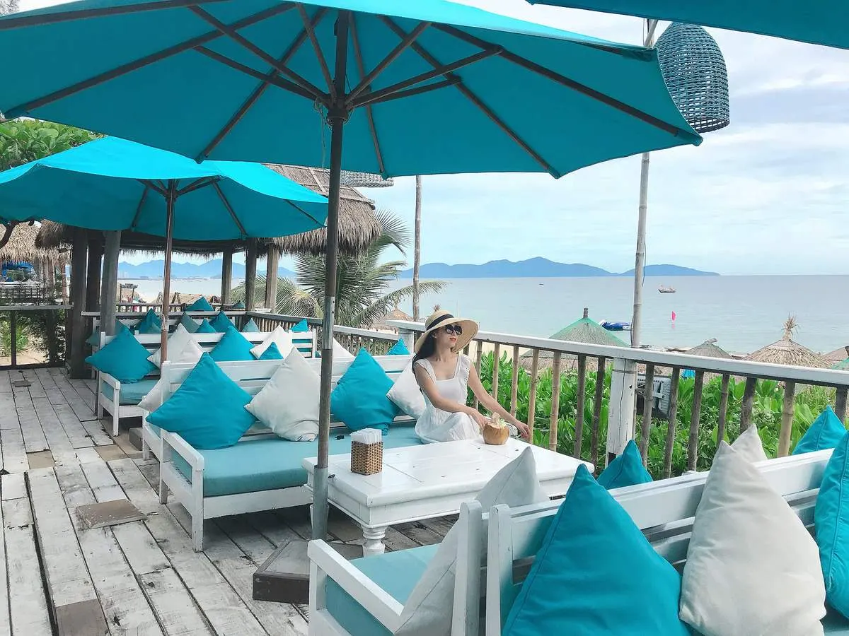 Du khách tận hưởng vẻ đẹp rực rỡ của phố cổ trong chuyến du lịch Hội An tháng 7, giữa những dãy nhà vàng cổ kính và sắc hoa giấy nở rộ.
