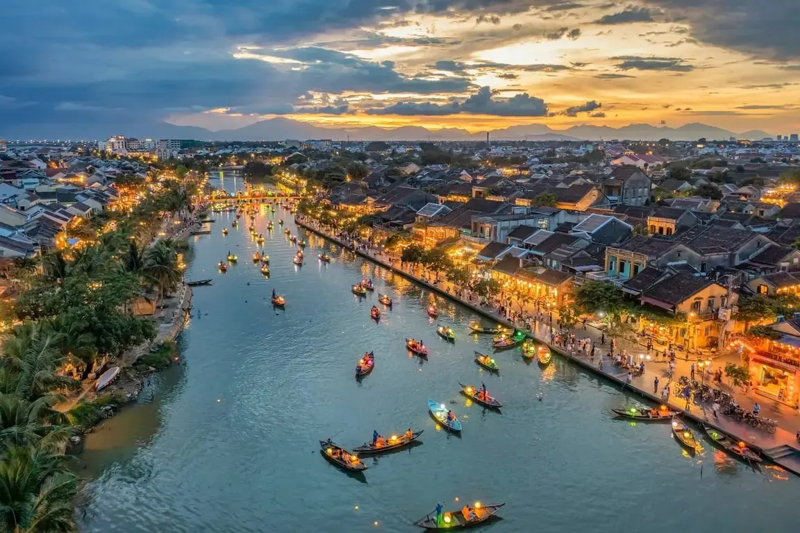 Du khách tham quan phố cổ trong chuyến du lịch Hội An tháng 8, dưới ánh nắng nhẹ và khung cảnh yên bình đặc trưng mùa thu.
