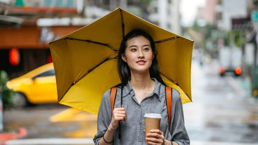 Du khách tham quan phố cổ trong chuyến du lịch Hội An tháng 8, dưới ánh nắng nhẹ và khung cảnh yên bình đặc trưng mùa thu.