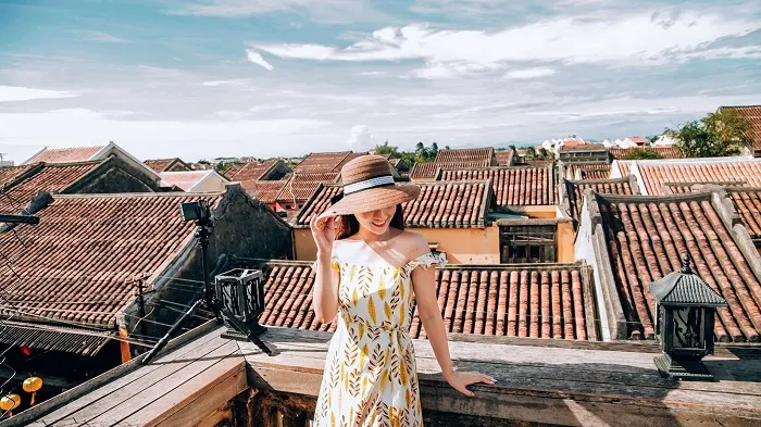 Phố cổ yên bình trong chuyến du lịch Hội An tháng 9, khi thời tiết dịu mát và dòng người tản bộ giữa những con đường lát gạch phủ đầy nắng thu.