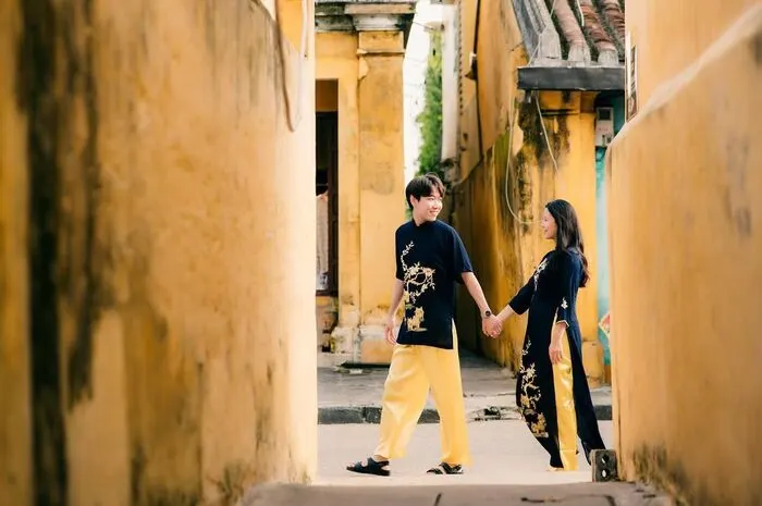 Phố cổ yên bình trong chuyến du lịch Hội An tháng 9, khi thời tiết dịu mát và dòng người tản bộ giữa những con đường lát gạch phủ đầy nắng thu.