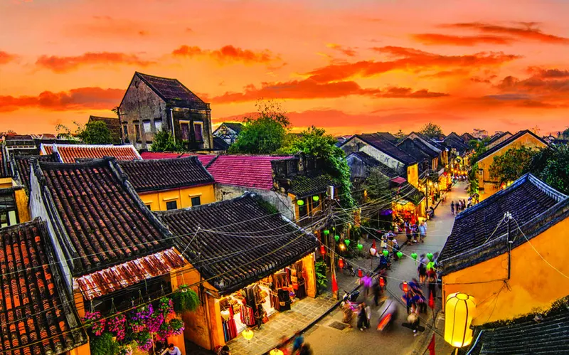 Phố cổ yên bình trong chuyến du lịch Hội An tháng 9, khi thời tiết dịu mát và dòng người tản bộ giữa những con đường lát gạch phủ đầy nắng thu.