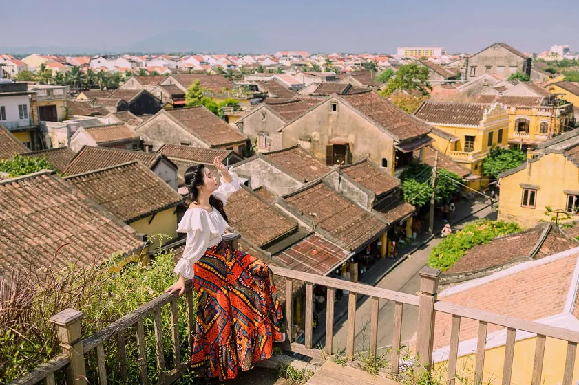 Phố cổ yên bình trong chuyến du lịch Hội An tháng 9, khi thời tiết dịu mát và dòng người tản bộ giữa những con đường lát gạch phủ đầy nắng thu.