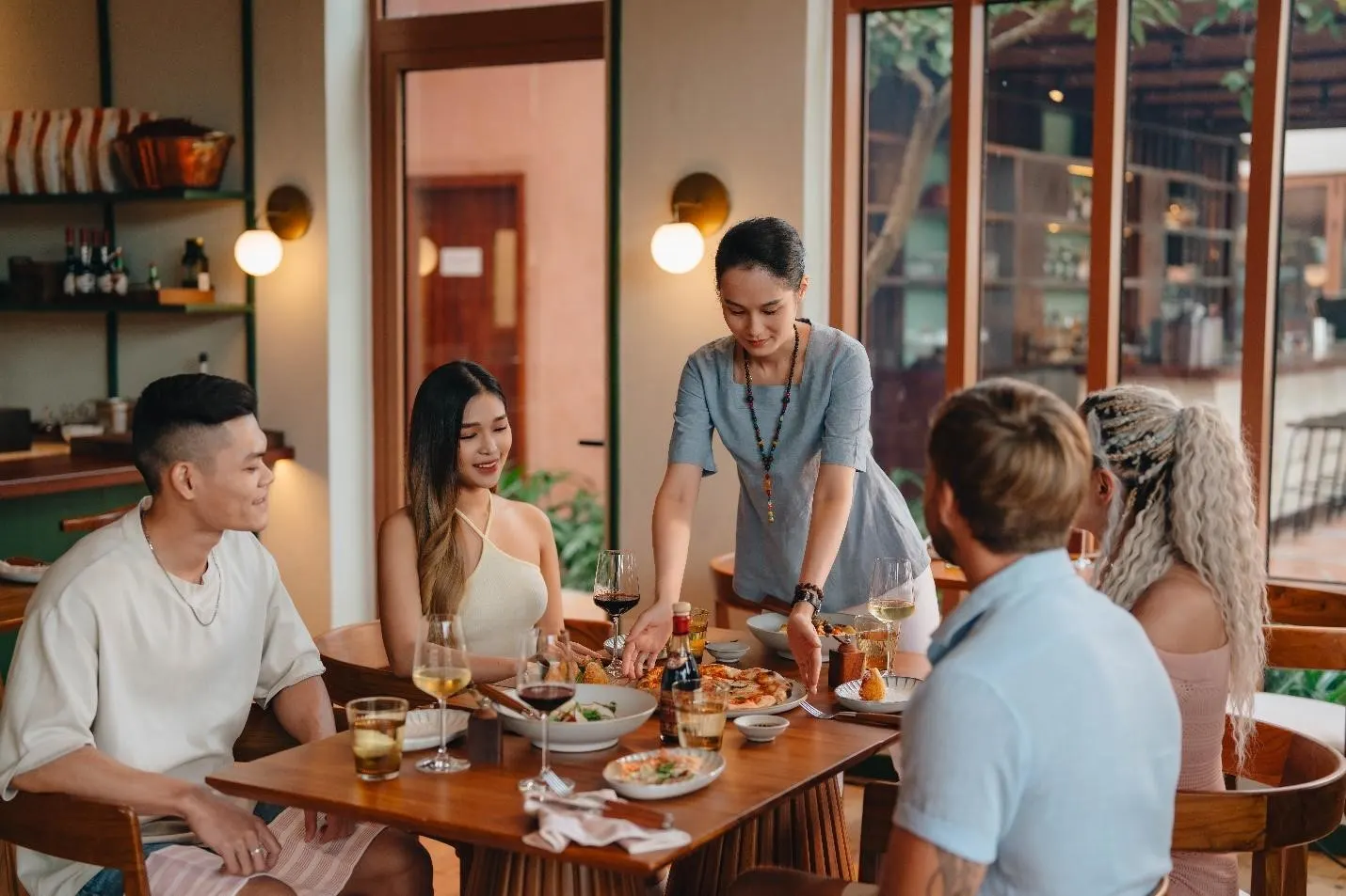 Hình ảnh phòng nghỉ cao cấp tại Hoiana Resort & Golf, đại diện cho chất lượng dịch vụ tương xứng với giá phòng Hoiana hiện nay.