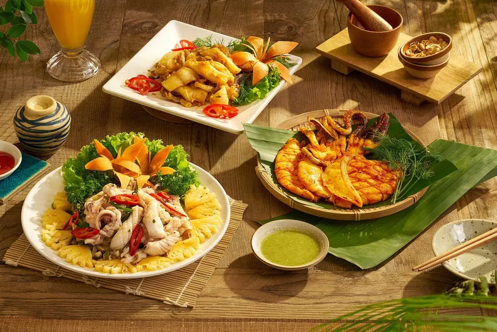 Không gian tinh tế của một nhà hàng món Á tại Hội An, với bàn ăn bày biện đẹp mắt và các món đặc sản được phục vụ trong phong cách truyền thống.