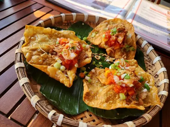 Không gian sang trọng của một nhà hàng món Tây tại Hội An, với bàn ăn kiểu Âu được bày trí tinh tế và các món ăn phương Tây được phục vụ chuyên nghiệp.