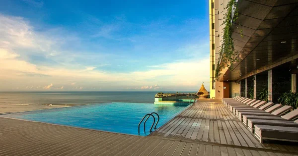Khung cảnh thư giãn tại resort có bể bơi vô cực tại Hội An, với tầm nhìn hướng ra thiên nhiên yên bình và thiết kế sang trọng giữa không gian mở.